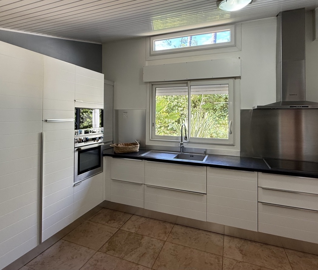 &ldquo;Palm Springs Beach Estate&rdquo; A Vendre Mandat Exclusif Seignosse Oc&eacute;an, environnement calme &amp; r&eacute;sidentiel &agrave; seulement 300 m. des plages, villa 5ch. + / 3 bains, style contemporain, r&eacute;novation r&eacute;cente, piscine chauff&eacute;e&hellip; 1.365.000 &euro;
