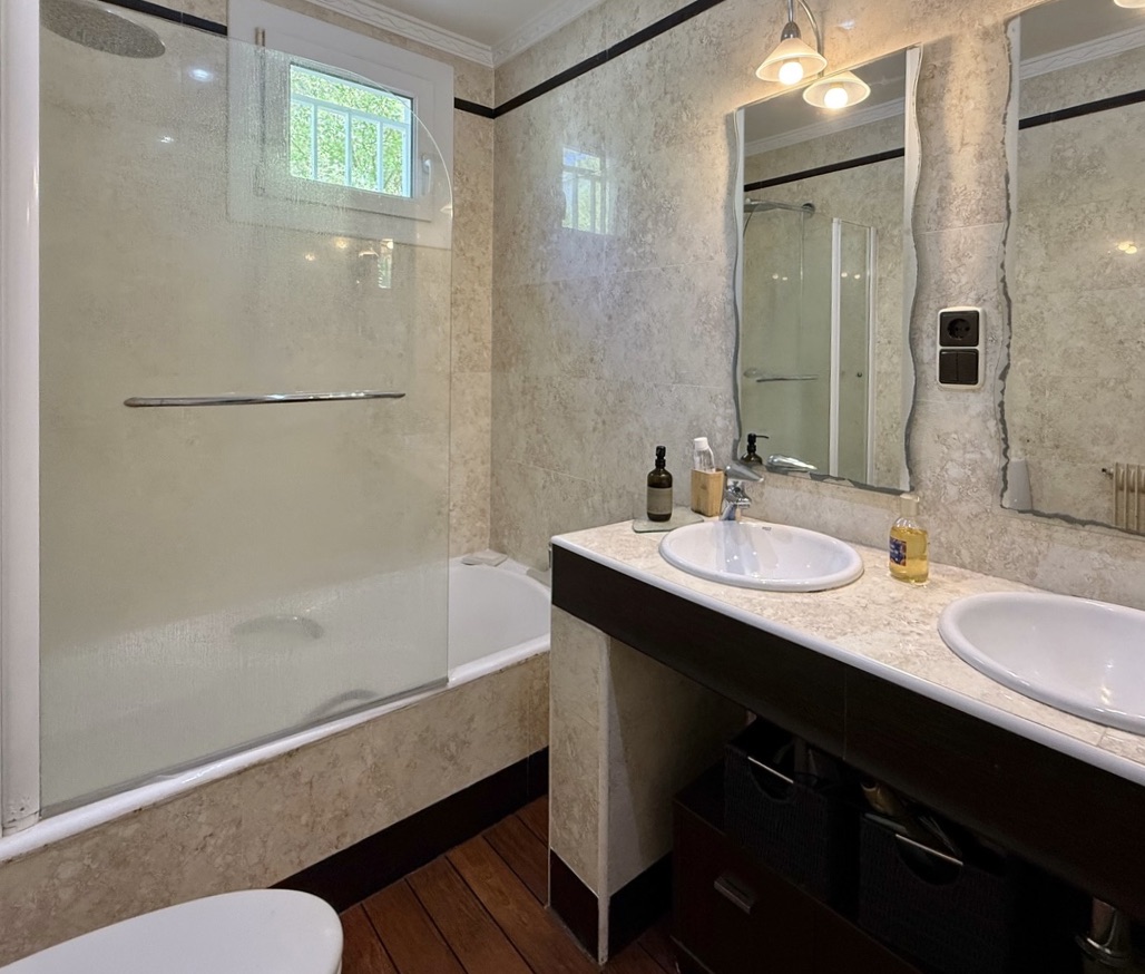 &ldquo;Palm Springs Beach Estate&rdquo; A Vendre Mandat Exclusif Seignosse Oc&eacute;an, environnement calme &amp; r&eacute;sidentiel &agrave; seulement 300 m. des plages, villa 5ch. + / 3 bains, style contemporain, r&eacute;novation r&eacute;cente, piscine chauff&eacute;e&hellip; 1.365.000 &euro;
