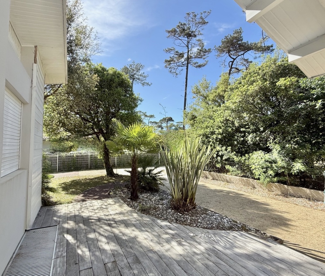 &ldquo;Palm Springs Beach Estate&rdquo; A Vendre Mandat Exclusif Seignosse Oc&eacute;an, environnement calme &amp; r&eacute;sidentiel &agrave; seulement 300 m. des plages, villa 5ch. + / 3 bains, style contemporain, r&eacute;novation r&eacute;cente, piscine chauff&eacute;e&hellip; 1.365.000 &euro;