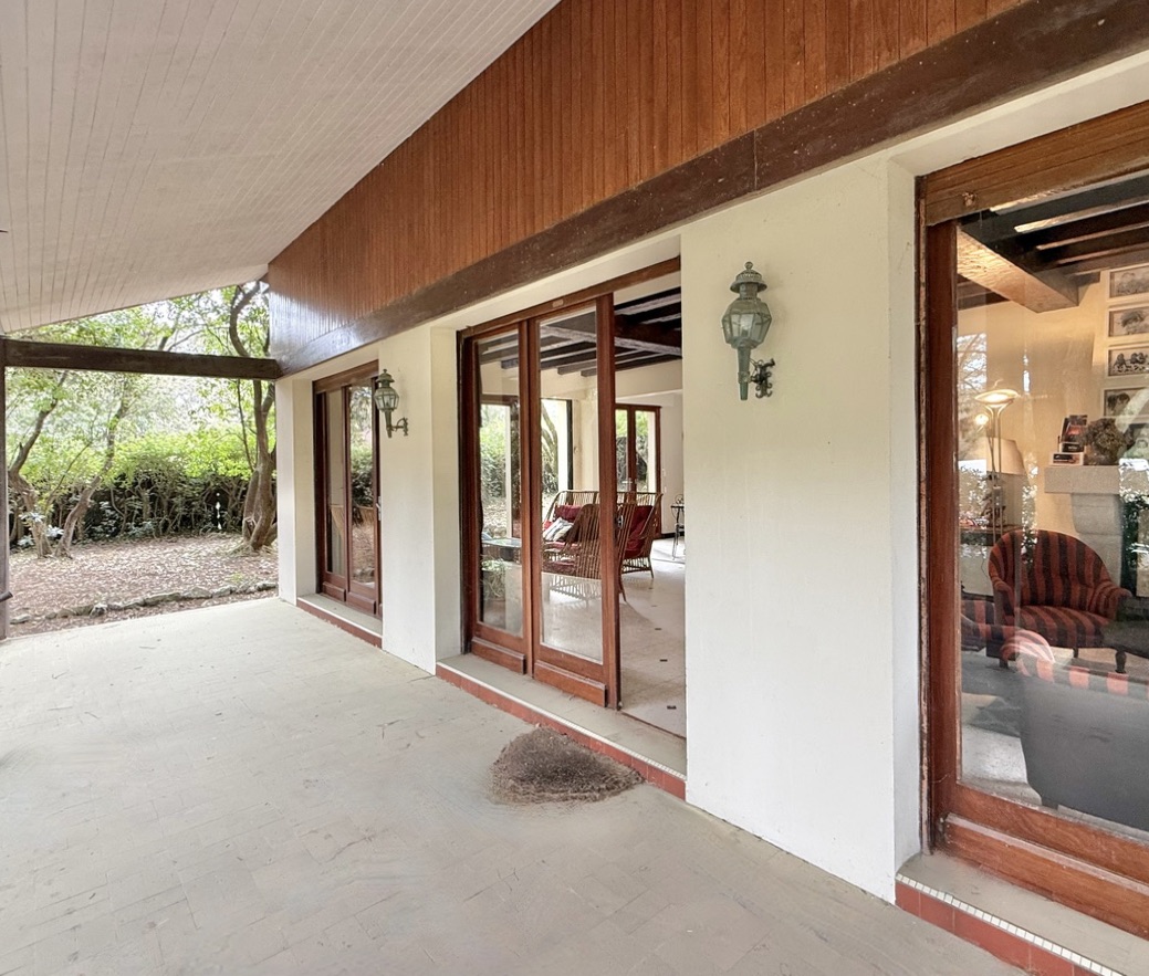 &ldquo;Wood Creek Beach House&rdquo; A Vendre Seignosse Oc&eacute;an en bord de mer, calme, villa 8 ch. &nbsp;/ 4 bains sur 1000 m2 de parc bois&eacute; avec piscine ; excellent rapport locatif si souhait&eacute;&hellip; 1.280.000 &euro;.&nbsp;