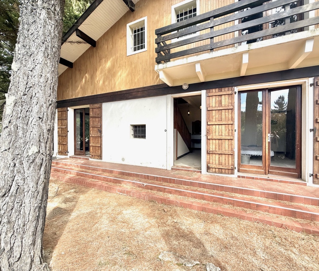 &ldquo;Wood Creek Beach House&rdquo; A Vendre Seignosse Oc&eacute;an en bord de mer, calme, villa 8 ch. &nbsp;/ 4 bains sur 1000 m2 de parc bois&eacute; avec piscine ; excellent rapport locatif si souhait&eacute;&hellip; 1.280.000 &euro;.&nbsp;