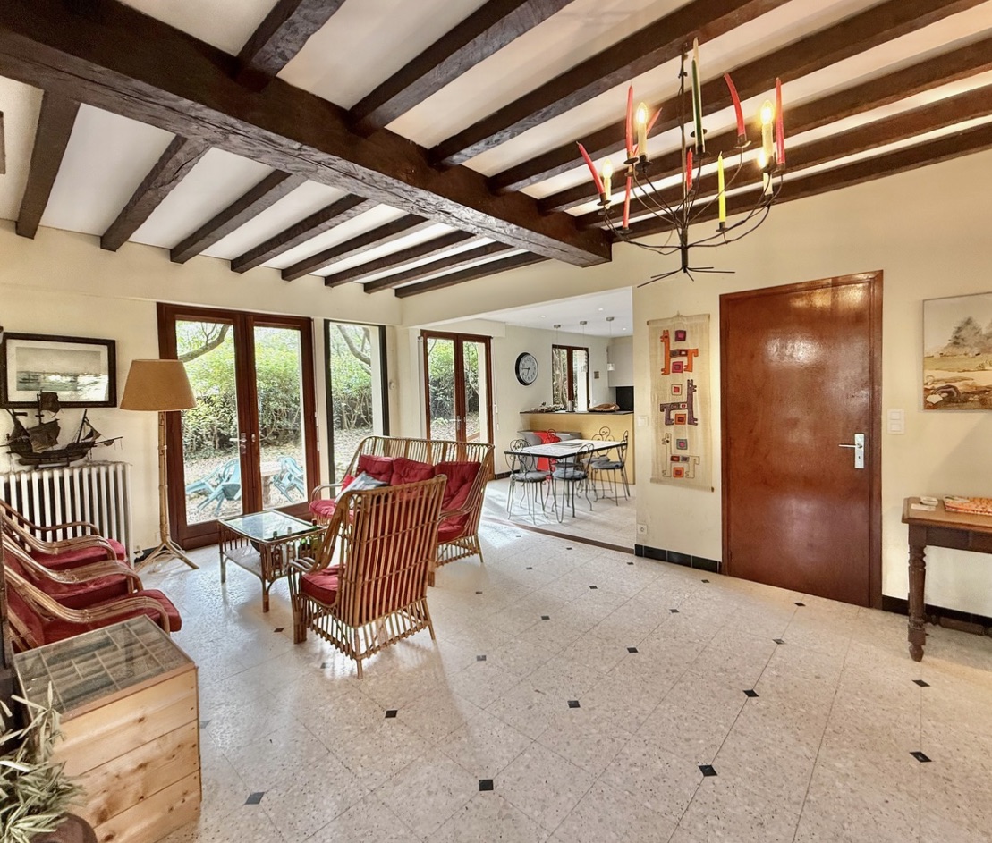 &ldquo;Wood Creek Beach House&rdquo; A Vendre Seignosse Oc&eacute;an en bord de mer, calme, villa 8 ch. &nbsp;/ 4 bains sur 1000 m2 de parc bois&eacute; avec piscine ; excellent rapport locatif si souhait&eacute;&hellip; 1.280.000 &euro;.&nbsp;