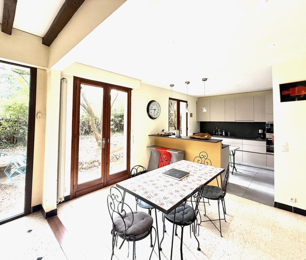 &ldquo;Wood Creek Beach House&rdquo; A Vendre Seignosse Oc&eacute;an en bord de mer, calme, villa 8 ch. &nbsp;/ 4 bains sur 1000 m2 de parc bois&eacute; avec piscine ; excellent rapport locatif si souhait&eacute;&hellip; 1.280.000 &euro;.&nbsp;