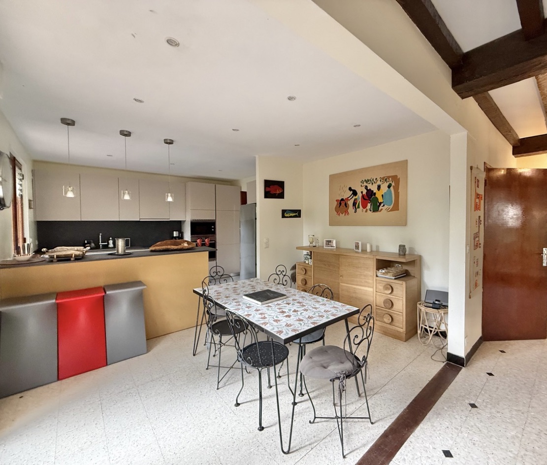 &ldquo;Wood Creek Beach House&rdquo; A Vendre Seignosse Oc&eacute;an en bord de mer, calme, villa 8 ch. &nbsp;/ 4 bains sur 1000 m2 de parc bois&eacute; avec piscine ; excellent rapport locatif si souhait&eacute;&hellip; 1.280.000 &euro;.&nbsp;