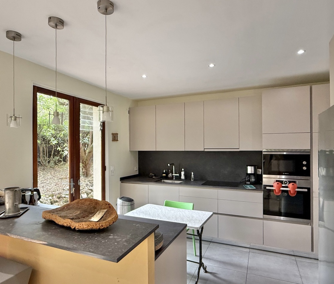 &ldquo;Wood Creek Beach House&rdquo; A Vendre Seignosse Oc&eacute;an en bord de mer, calme, villa 8 ch. &nbsp;/ 4 bains sur 1000 m2 de parc bois&eacute; avec piscine ; excellent rapport locatif si souhait&eacute;&hellip; 1.280.000 &euro;.&nbsp;