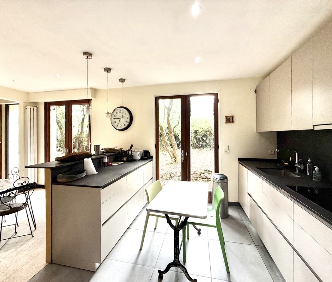 &ldquo;Wood Creek Beach House&rdquo; A Vendre Seignosse Oc&eacute;an en bord de mer, calme, villa 8 ch. &nbsp;/ 4 bains sur 1000 m2 de parc bois&eacute; avec piscine ; excellent rapport locatif si souhait&eacute;&hellip; 1.280.000 &euro;.&nbsp;