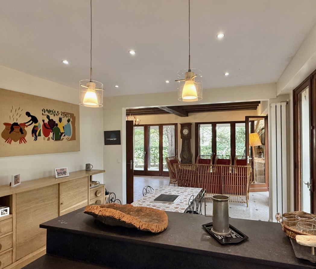 &ldquo;Wood Creek Beach House&rdquo; A Vendre Seignosse Oc&eacute;an en bord de mer, calme, villa 8 ch. &nbsp;/ 4 bains sur 1000 m2 de parc bois&eacute; avec piscine ; excellent rapport locatif si souhait&eacute;&hellip; 1.280.000 &euro;.&nbsp;
