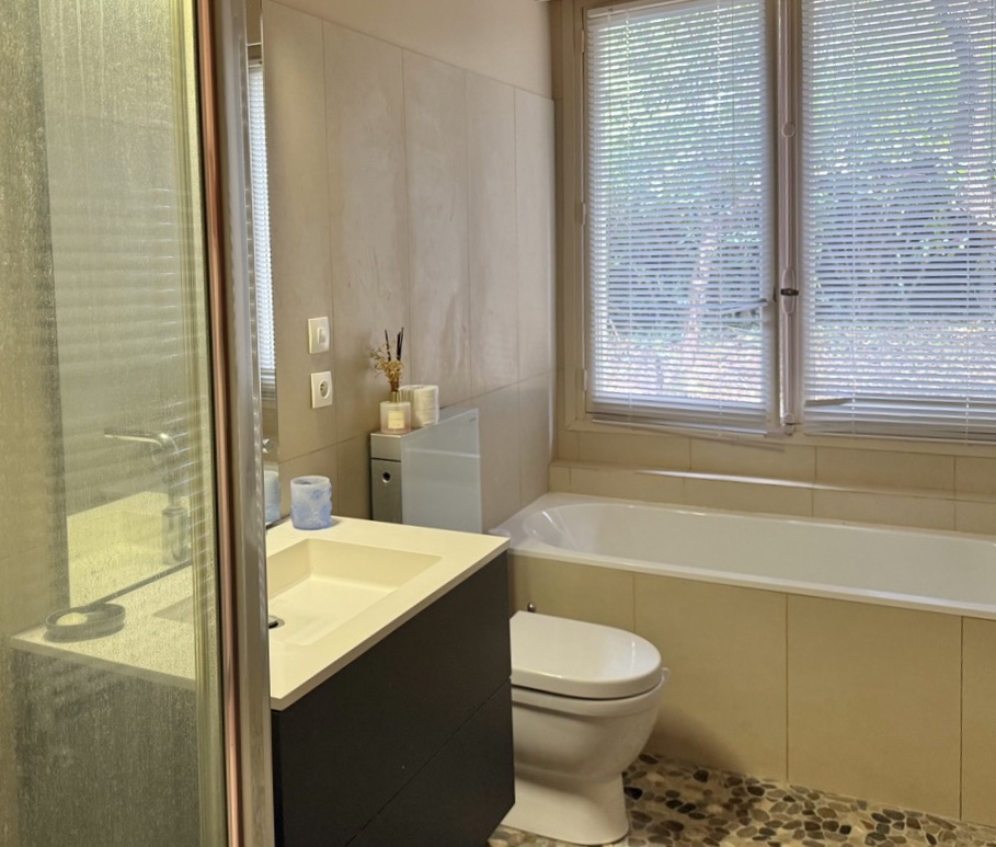 &ldquo;Wood Creek Beach House&rdquo; A Vendre Seignosse Oc&eacute;an en bord de mer, calme, villa 8 ch. &nbsp;/ 4 bains sur 1000 m2 de parc bois&eacute; avec piscine ; excellent rapport locatif si souhait&eacute;&hellip; 1.280.000 &euro;.&nbsp;