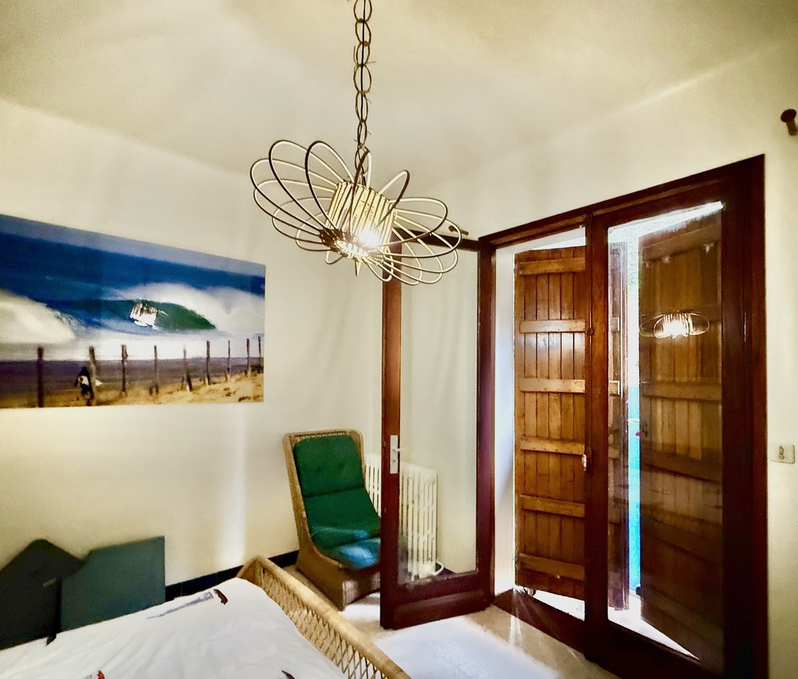 &ldquo;Wood Creek Beach House&rdquo; A Vendre Seignosse Oc&eacute;an en bord de mer, calme, villa 8 ch. &nbsp;/ 4 bains sur 1000 m2 de parc bois&eacute; avec piscine ; excellent rapport locatif si souhait&eacute;&hellip; 1.280.000 &euro;.&nbsp;