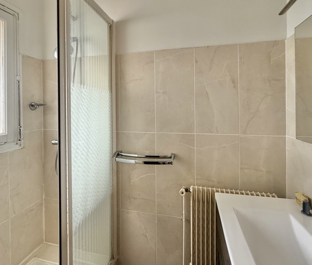 &ldquo;Wood Creek Beach House&rdquo; A Vendre Seignosse Oc&eacute;an en bord de mer, calme, villa 8 ch. &nbsp;/ 4 bains sur 1000 m2 de parc bois&eacute; avec piscine ; excellent rapport locatif si souhait&eacute;&hellip; 1.280.000 &euro;.&nbsp;