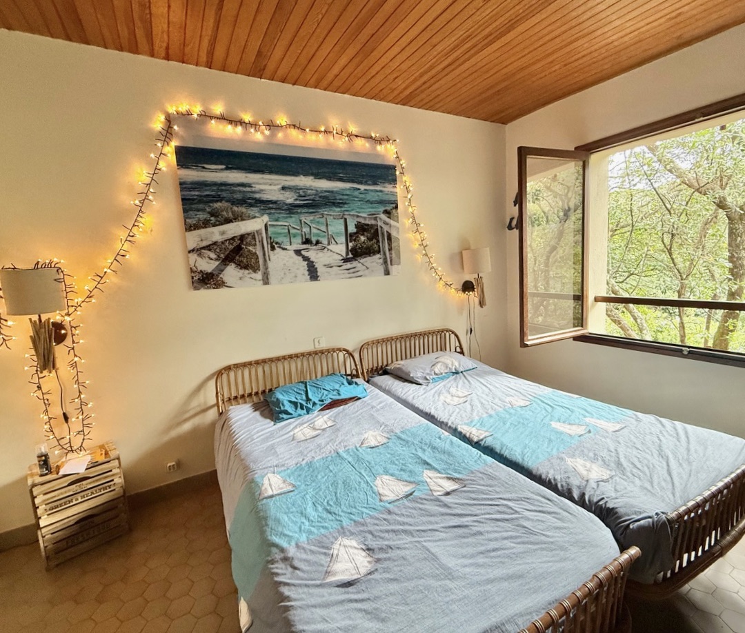 &ldquo;Wood Creek Beach House&rdquo; A Vendre Seignosse Oc&eacute;an en bord de mer, calme, villa 8 ch. &nbsp;/ 4 bains sur 1000 m2 de parc bois&eacute; avec piscine ; excellent rapport locatif si souhait&eacute;&hellip; 1.280.000 &euro;.&nbsp;