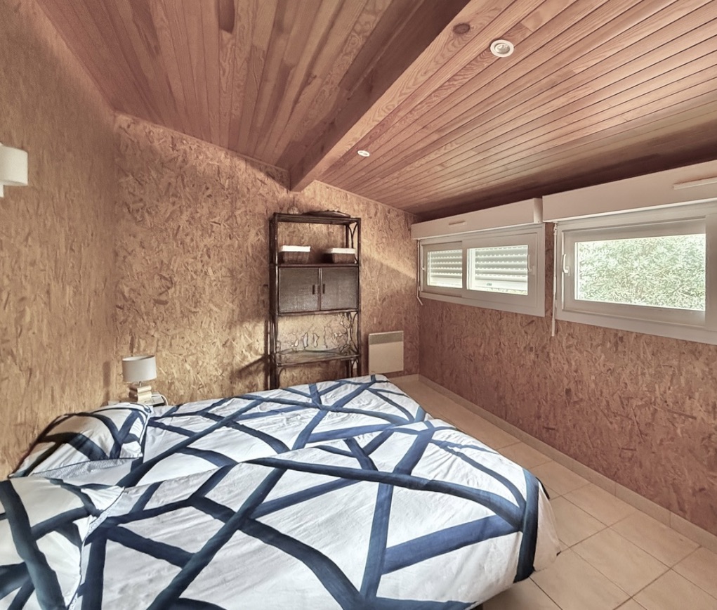 &ldquo;Wood Creek Beach House&rdquo; A Vendre Seignosse Oc&eacute;an en bord de mer, calme, villa 8 ch. &nbsp;/ 4 bains sur 1000 m2 de parc bois&eacute; avec piscine ; excellent rapport locatif si souhait&eacute;&hellip; 1.280.000 &euro;.&nbsp;