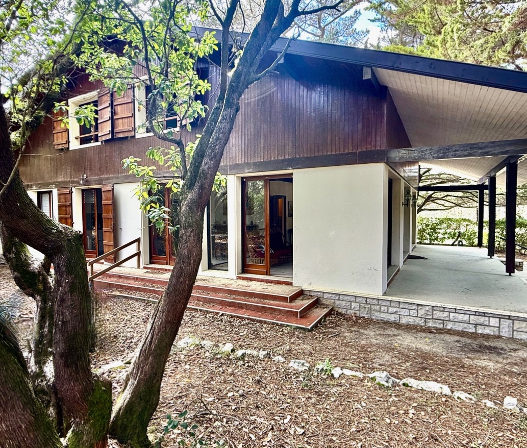 &ldquo;Wood Creek Beach House&rdquo; A Vendre Seignosse Oc&eacute;an en bord de mer, calme, villa 8 ch. &nbsp;/ 4 bains sur 1000 m2 de parc bois&eacute; avec piscine ; excellent rapport locatif si souhait&eacute;&hellip; 1.280.000 &euro;.&nbsp;