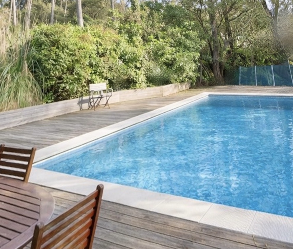 &ldquo;Wood Creek Beach House&rdquo; A Vendre Seignosse Oc&eacute;an en bord de mer, calme, villa 8 ch. &nbsp;/ 4 bains sur 1000 m2 de parc bois&eacute; avec piscine ; excellent rapport locatif si souhait&eacute;&hellip; 1.280.000 &euro;.&nbsp;