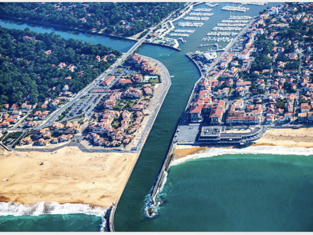 "Bota Ingurian Etxea" A Vendre Hossegor Plage Sud / Port ; jetez l'ancre sur une villa de bord de mer de 180 m2 &amp; 45 m2 d'annexes. Faire revivre l'inspiration architecturale am&eacute;ricaine "Mid-Century Modern"... 1.800.000&euro;&nbsp;