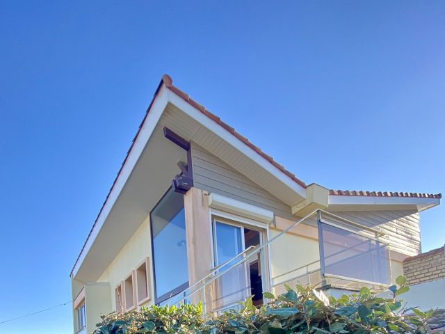 "Bota Ingurian Etxea" A Vendre Hossegor Plage Sud / Port ; jetez l'ancre sur une villa de bord de mer de 180 m2 &amp; 45 m2 d'annexes. Faire revivre l'inspiration architecturale am&eacute;ricaine "Mid-Century Modern"... 1.800.000&euro;&nbsp;