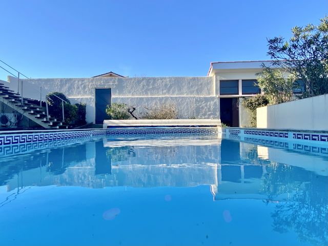 "Bota Ingurian Etxea" A Vendre Hossegor Plage Sud / Port ; jetez l'ancre sur une villa de bord de mer de 180 m2 &amp; 45 m2 d'annexes. Faire revivre l'inspiration architecturale am&eacute;ricaine "Mid-Century Modern"... 1.800.000&euro;&nbsp;