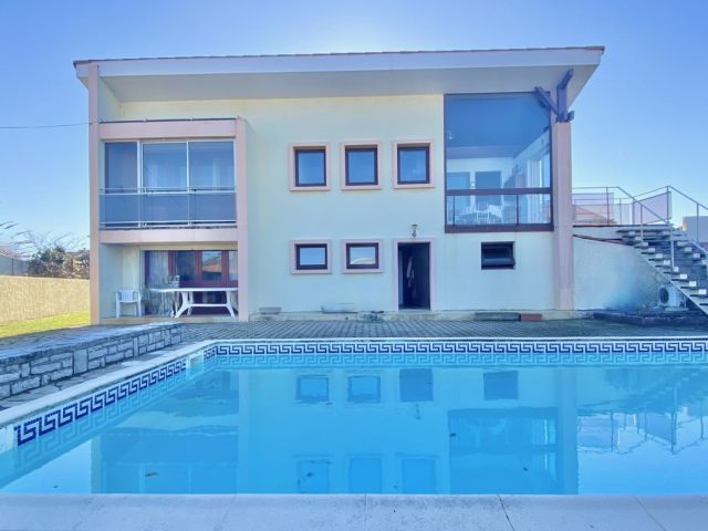 "Bota Ingurian Etxea" A Vendre Hossegor Plage Sud / Port ; jetez l'ancre sur une villa de bord de mer de 180 m2 &amp; 45 m2 d'annexes. Faire revivre l'inspiration architecturale am&eacute;ricaine "Mid-Century Modern"... 1.800.000&euro;&nbsp;