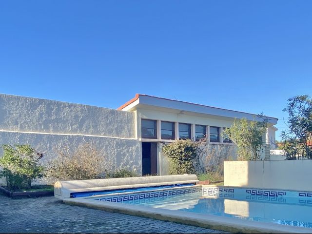 "Bota Ingurian Etxea" A Vendre Hossegor Plage Sud / Port ; jetez l'ancre sur une villa de bord de mer de 180 m2 &amp; 45 m2 d'annexes. Faire revivre l'inspiration architecturale am&eacute;ricaine "Mid-Century Modern"... 1.800.000&euro;&nbsp;