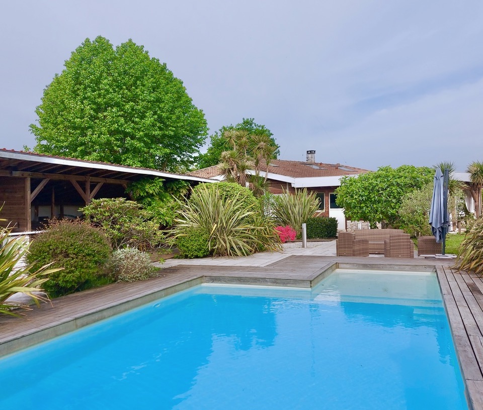 "Cachuma Lake House" A Vendre Soustons Proche Lac &amp; Commerces, au calme, agr&eacute;able villa contemporaine 227m2, ossature bois, &eacute;volutive et bien agenc&eacute;e, sur 2000m2 de terrain avec piscine chauff&eacute;e... 997.000&euro;.&nbsp;
