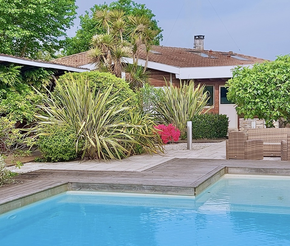 "Cachuma Lake House" A Vendre Soustons Proche Lac &amp; Commerces, au calme, agr&eacute;able villa contemporaine 227m2, ossature bois, &eacute;volutive et bien agenc&eacute;e, sur 2000m2 de terrain avec piscine chauff&eacute;e... 997.000&euro;.&nbsp;