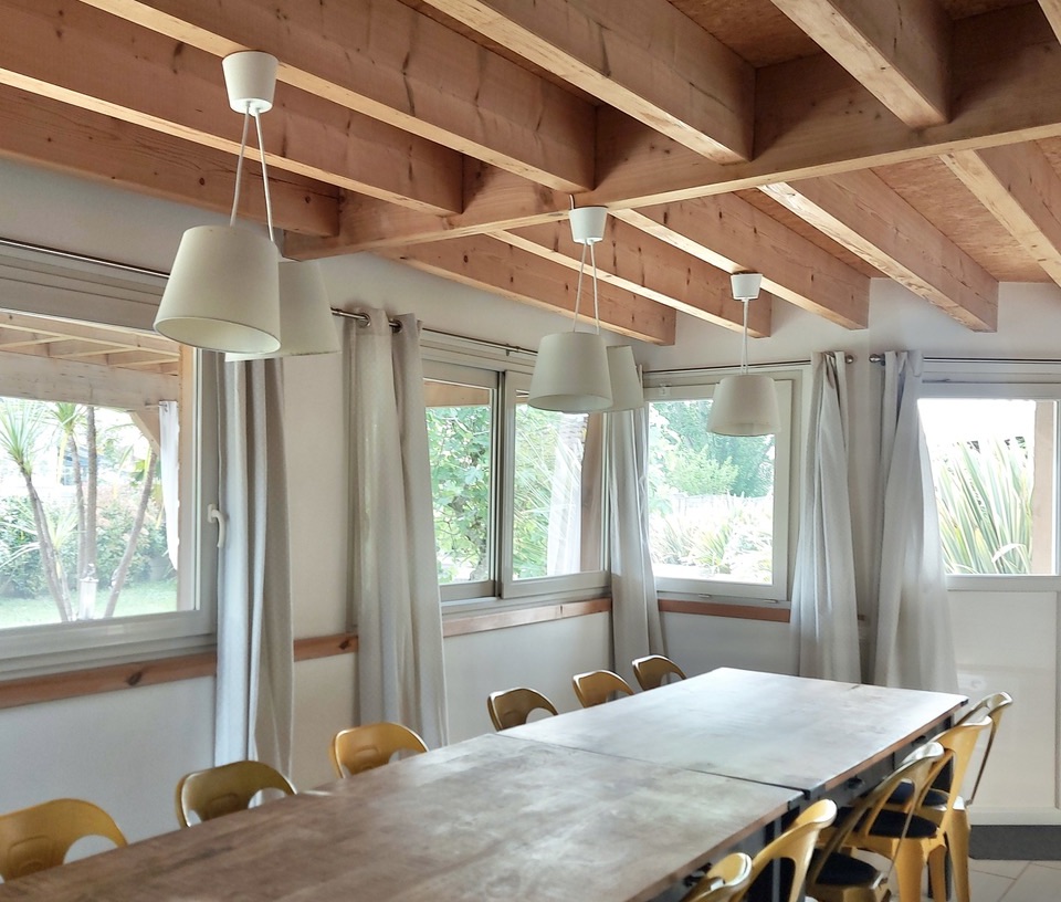 "Cachuma Lake House" A Vendre Soustons Proche Lac &amp; Commerces, au calme, agr&eacute;able villa contemporaine 227m2, ossature bois, &eacute;volutive et bien agenc&eacute;e, sur 2000m2 de terrain avec piscine chauff&eacute;e... 997.000&euro;.&nbsp;
