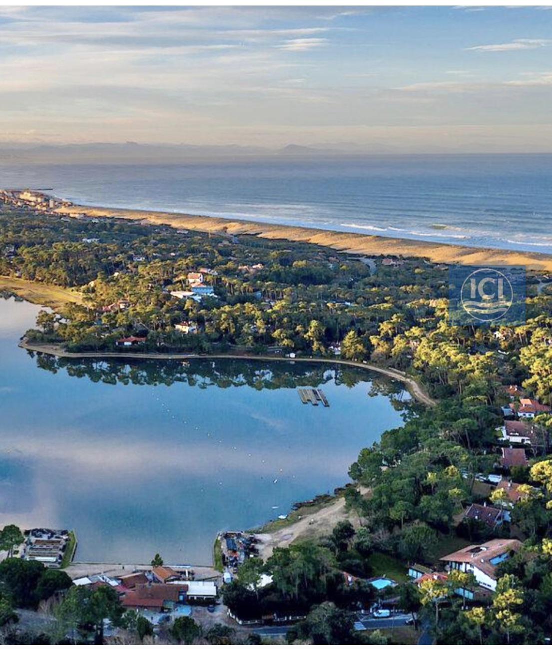 &nbsp;VENDUE PAR NOTRE &Eacute;QUIPE - "Gaviota &nbsp;Beach House", Mandat Exclusif Hossegor entre Lac &amp; Mer, maison de famille unique 4/5 ch. sur 1650 m2 de parc bois&eacute;. Escale silencieuse &agrave; la plage, con&ccedil;ue par architecte, originale et intimiste.&nbsp;