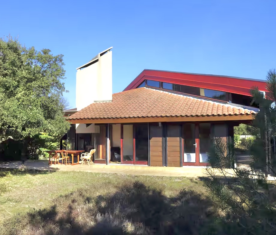 &nbsp;VENDUE PAR NOTRE &Eacute;QUIPE - "Gaviota &nbsp;Beach House", Mandat Exclusif Hossegor entre Lac &amp; Mer, maison de famille unique 4/5 ch. sur 1650 m2 de parc bois&eacute;. Escale silencieuse &agrave; la plage, con&ccedil;ue par architecte, originale et intimiste.&nbsp;