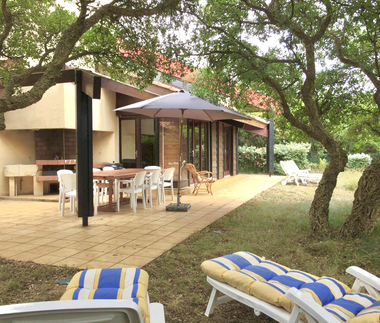 &nbsp;VENDUE PAR NOTRE &Eacute;QUIPE - "Gaviota &nbsp;Beach House", Mandat Exclusif Hossegor entre Lac &amp; Mer, maison de famille unique 4/5 ch. sur 1650 m2 de parc bois&eacute;. Escale silencieuse &agrave; la plage, con&ccedil;ue par architecte, originale et intimiste.&nbsp;
