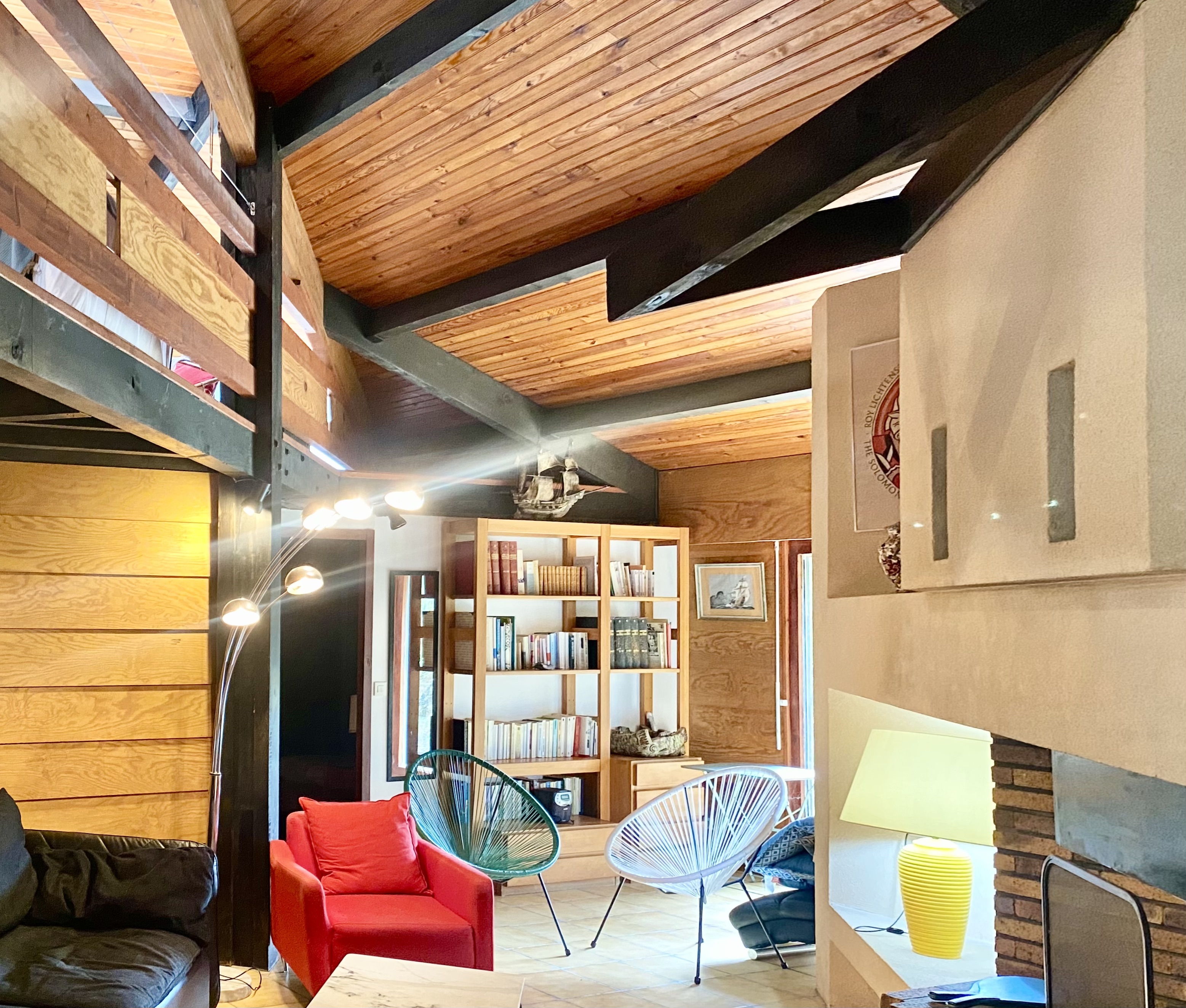 &nbsp;VENDUE PAR NOTRE &Eacute;QUIPE - "Gaviota &nbsp;Beach House", Mandat Exclusif Hossegor entre Lac &amp; Mer, maison de famille unique 4/5 ch. sur 1650 m2 de parc bois&eacute;. Escale silencieuse &agrave; la plage, con&ccedil;ue par architecte, originale et intimiste.&nbsp;