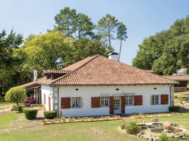 "Airial Springwood" A Vendre Entre Dax &amp; la C&ocirc;te, propri&eacute;t&eacute; landaise de caract&egrave;re, 4 ch. / 3 bains, tout confort, maison annexe, piscine et pool house sur env. 9000 m2 de parc ; vivez un r&ecirc;ve de campagne si pr&egrave;s de l'ocean... 760.000 &euro;