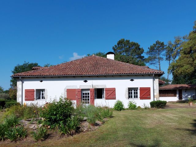 "Airial Springwood" A Vendre Entre Dax &amp; la C&ocirc;te, propri&eacute;t&eacute; landaise de caract&egrave;re, 4 ch. / 3 bains, tout confort, maison annexe, piscine et pool house sur env. 9000 m2 de parc ; vivez un r&ecirc;ve de campagne si pr&egrave;s de l'ocean... 760.000 &euro;