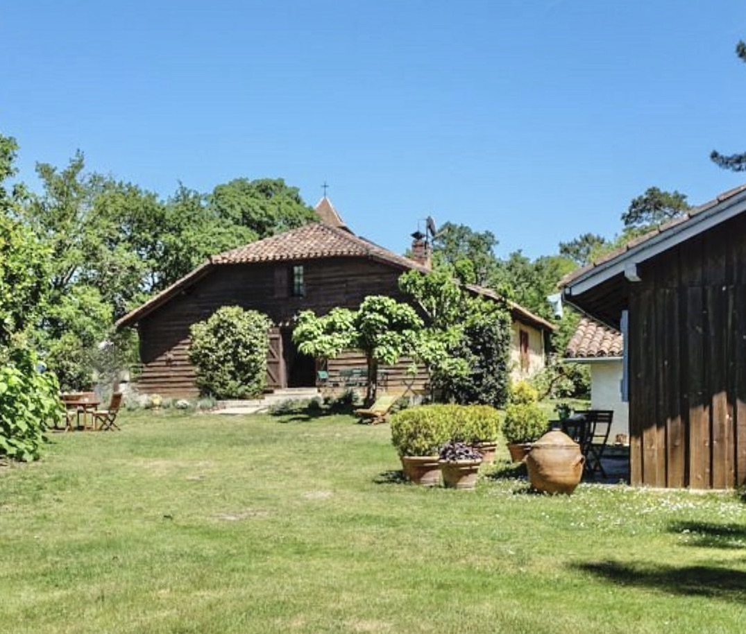 "Airial San Miguel" A Vendre Mandat Exclusif, Saint Michel d'Escalus - 12km plages &amp; 15km golf, superbe corps de ferme de 300m2, une propri&eacute;t&eacute; landaise de caract&egrave;re de 11 pieces, sur 8500 m2, comprenant une ferme landaise, bergerie, atelier d'artiste &amp; un garage pour 3 voitures. Id&eacute;al pour activit&eacute; touristique d'h&eacute;bergement. Calme &amp; s&eacute;r&eacute;nit&eacute;.. 950.000 &euro;.