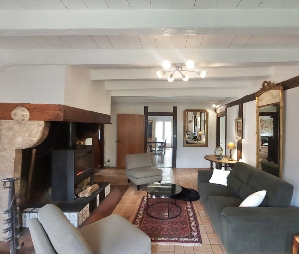 "Airial San Miguel" A Vendre Mandat Exclusif, Saint Michel d'Escalus - 12km plages &amp; 15km golf, superbe corps de ferme de 300m2, une propri&eacute;t&eacute; landaise de caract&egrave;re de 11 pieces, sur 8500 m2, comprenant une ferme landaise, bergerie, atelier d'artiste &amp; un garage pour 3 voitures. Id&eacute;al pour activit&eacute; touristique d'h&eacute;bergement. Calme &amp; s&eacute;r&eacute;nit&eacute;.. 950.000 &euro;.