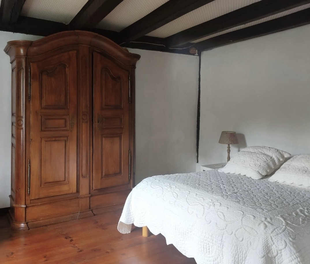 "Airial San Miguel" A Vendre Mandat Exclusif, Saint Michel d'Escalus - 12km plages &amp; 15km golf, superbe corps de ferme de 300m2, une propri&eacute;t&eacute; landaise de caract&egrave;re de 11 pieces, sur 8500 m2, comprenant une ferme landaise, bergerie, atelier d'artiste &amp; un garage pour 3 voitures. Id&eacute;al pour activit&eacute; touristique d'h&eacute;bergement. Calme &amp; s&eacute;r&eacute;nit&eacute;.. 950.000 &euro;.