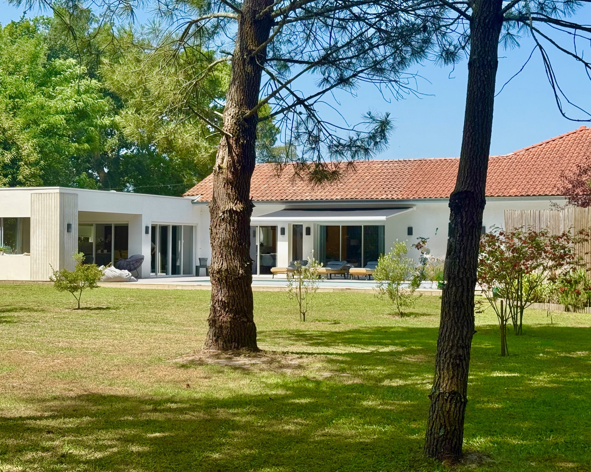 "Los Olivos Grand Estate" A Vendre Soustons magnifique site calme &amp; prot&eacute;g&eacute; des regards, propri&eacute;t&eacute; de grand standing comprenant villa d'architecte de plain pied &amp; annexes, sise sur 3350 m&sup2; de parc paysager avec piscine... 1.200.000 &euro;.&nbsp;