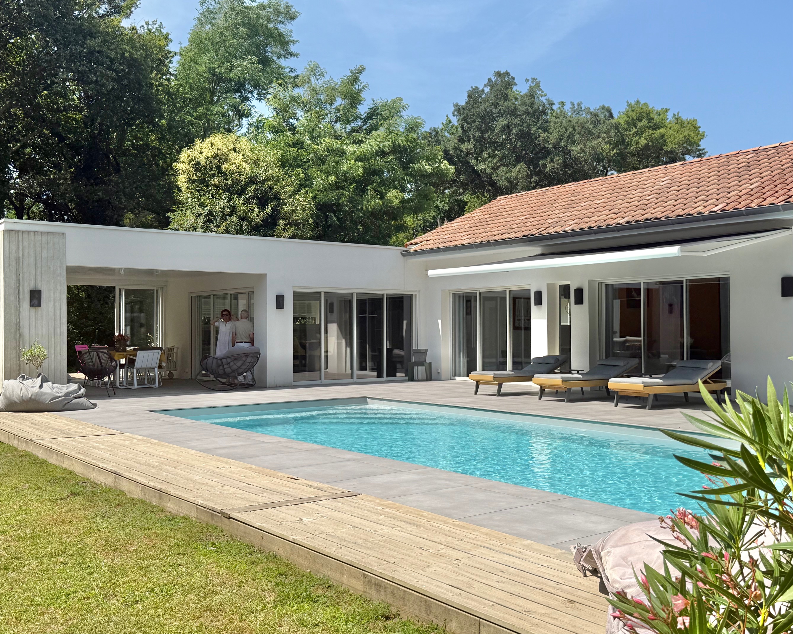"Los Olivos Grand Estate" A Vendre Soustons magnifique site calme &amp; prot&eacute;g&eacute; des regards, propri&eacute;t&eacute; de grand standing comprenant villa d'architecte de plain pied &amp; annexes, sise sur 3350 m&sup2; de parc paysager avec piscine... 1.200.000 &euro;.&nbsp;
