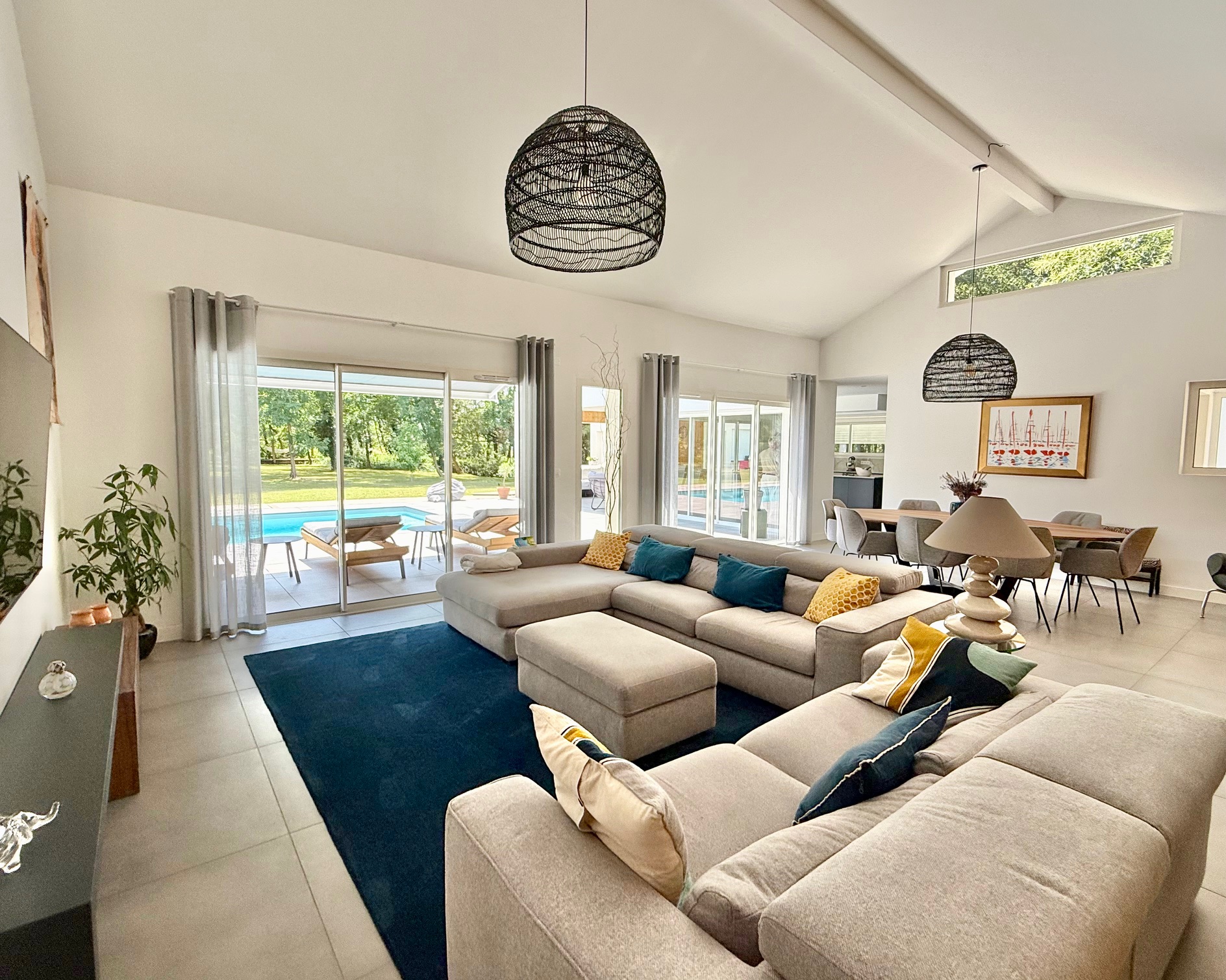 "Los Olivos Grand Estate" A Vendre Soustons magnifique site calme &amp; prot&eacute;g&eacute; des regards, propri&eacute;t&eacute; de grand standing comprenant villa d'architecte de plain pied &amp; annexes, sise sur 3350 m&sup2; de parc paysager avec piscine... 1.200.000 &euro;.&nbsp;