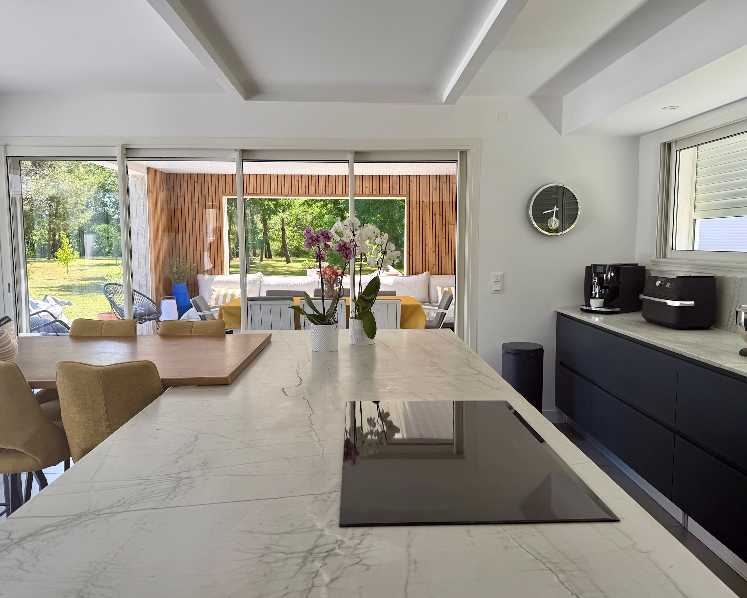 "Los Olivos Grand Estate" A Vendre Soustons magnifique site calme &amp; prot&eacute;g&eacute; des regards, propri&eacute;t&eacute; de grand standing comprenant villa d'architecte de plain pied &amp; annexes, sise sur 3350 m&sup2; de parc paysager avec piscine... 1.200.000 &euro;.&nbsp;