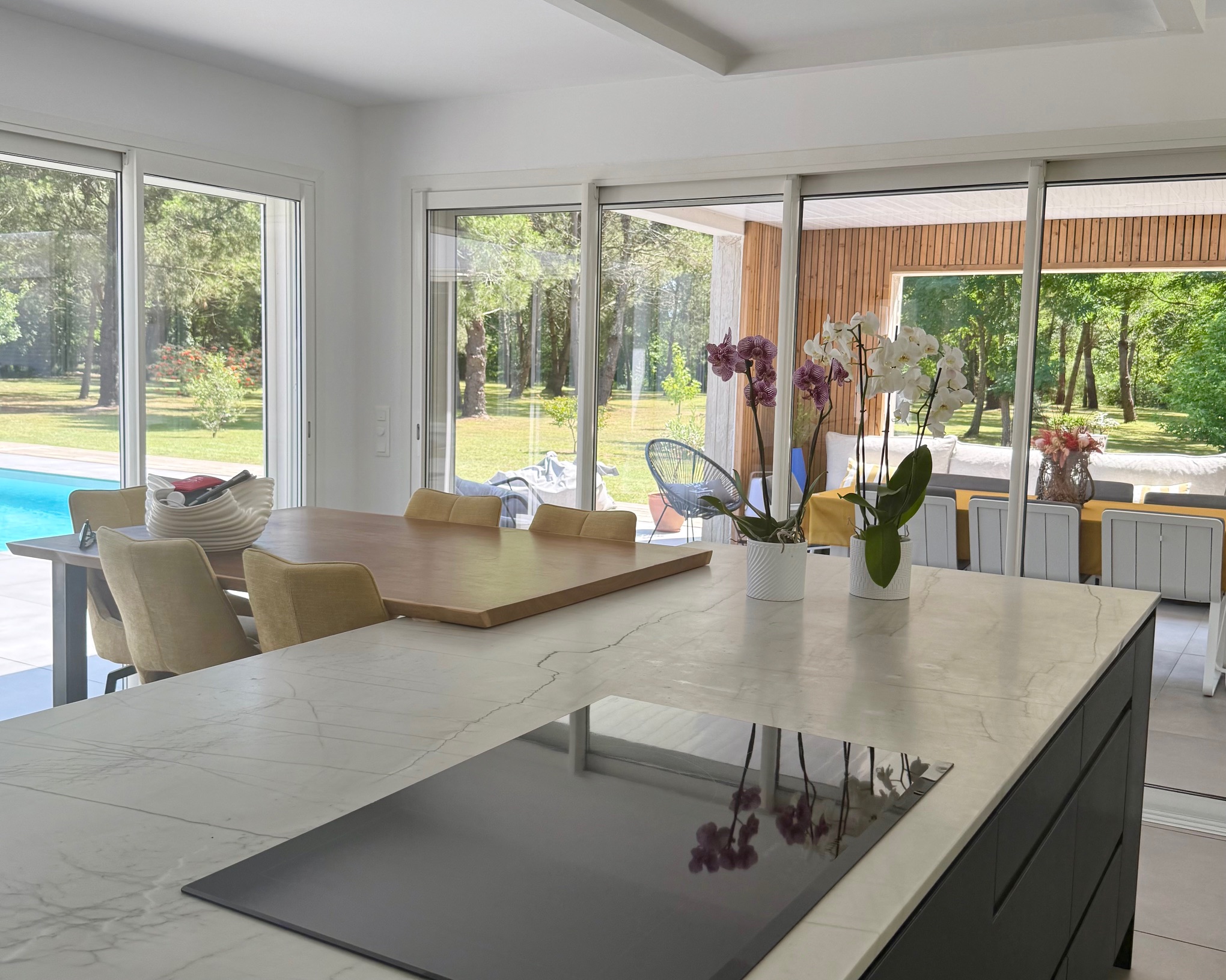 "Los Olivos Grand Estate" A Vendre Soustons magnifique site calme &amp; prot&eacute;g&eacute; des regards, propri&eacute;t&eacute; de grand standing comprenant villa d'architecte de plain pied &amp; annexes, sise sur 3350 m&sup2; de parc paysager avec piscine... 1.200.000 &euro;.&nbsp;
