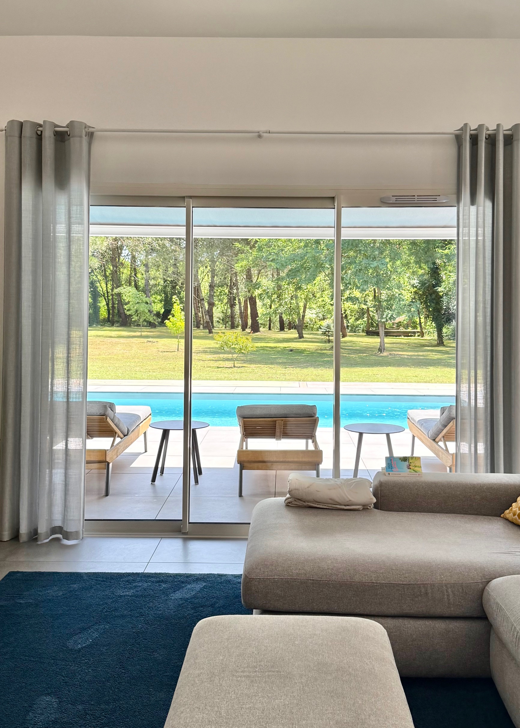 "Los Olivos Grand Estate" A Vendre Soustons magnifique site calme &amp; prot&eacute;g&eacute; des regards, propri&eacute;t&eacute; de grand standing comprenant villa d'architecte de plain pied &amp; annexes, sise sur 3350 m&sup2; de parc paysager avec piscine... 1.200.000 &euro;.&nbsp;
