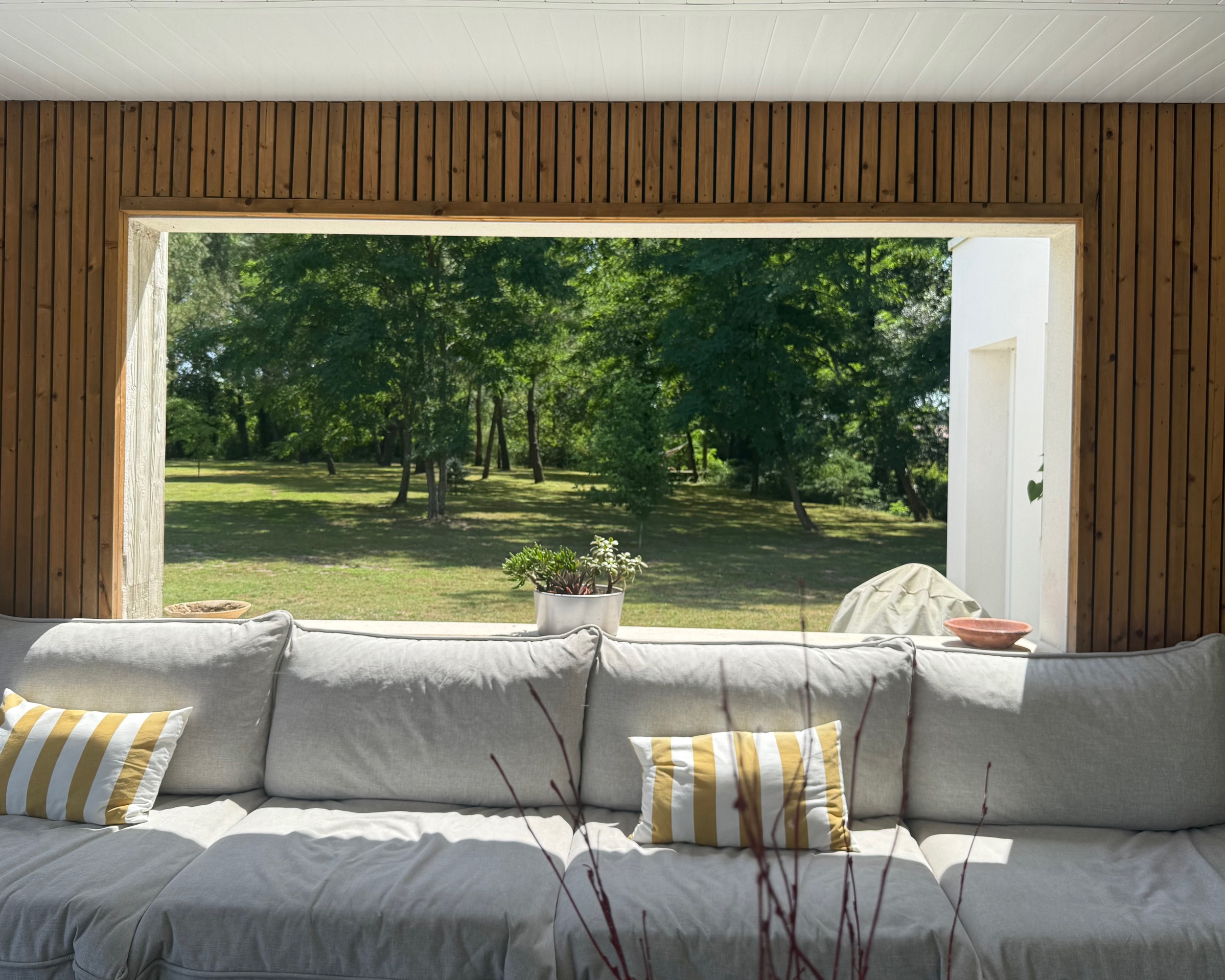 "Los Olivos Grand Estate" A Vendre Soustons magnifique site calme &amp; prot&eacute;g&eacute; des regards, propri&eacute;t&eacute; de grand standing comprenant villa d'architecte de plain pied &amp; annexes, sise sur 3350 m&sup2; de parc paysager avec piscine... 1.200.000 &euro;.&nbsp;
