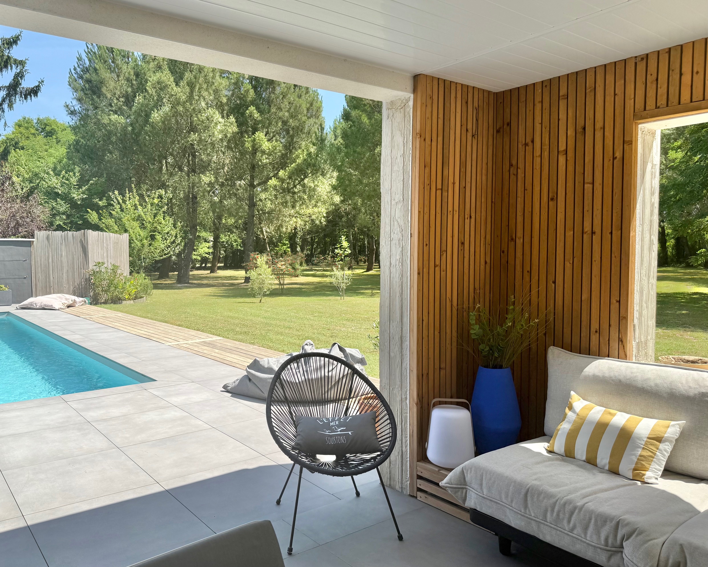 "Los Olivos Grand Estate" A Vendre Soustons magnifique site calme &amp; prot&eacute;g&eacute; des regards, propri&eacute;t&eacute; de grand standing comprenant villa d'architecte de plain pied &amp; annexes, sise sur 3350 m&sup2; de parc paysager avec piscine... 1.200.000 &euro;.&nbsp;