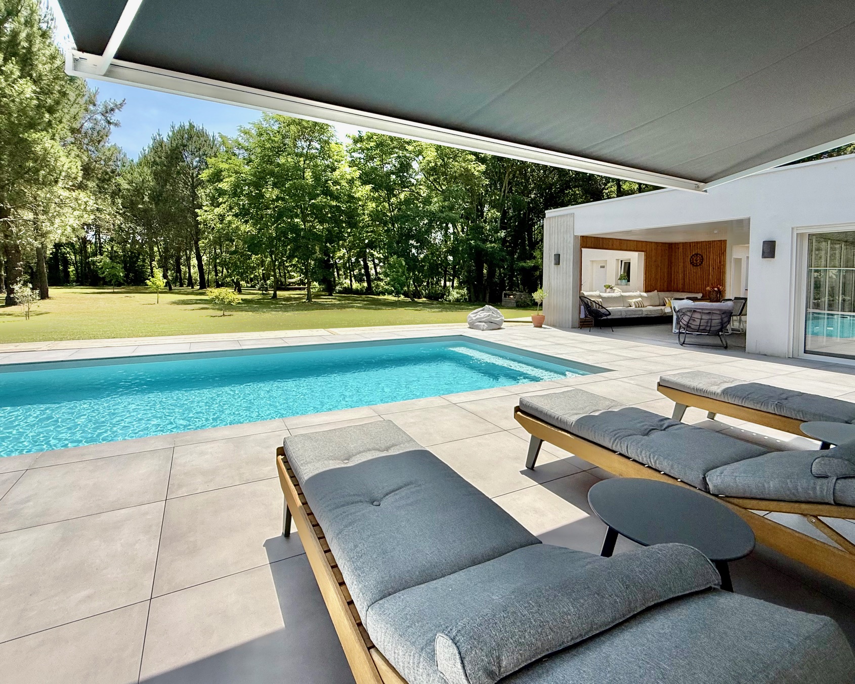 "Los Olivos Grand Estate" A Vendre Soustons magnifique site calme &amp; prot&eacute;g&eacute; des regards, propri&eacute;t&eacute; de grand standing comprenant villa d'architecte de plain pied &amp; annexes, sise sur 3350 m&sup2; de parc paysager avec piscine... 1.200.000 &euro;.&nbsp;