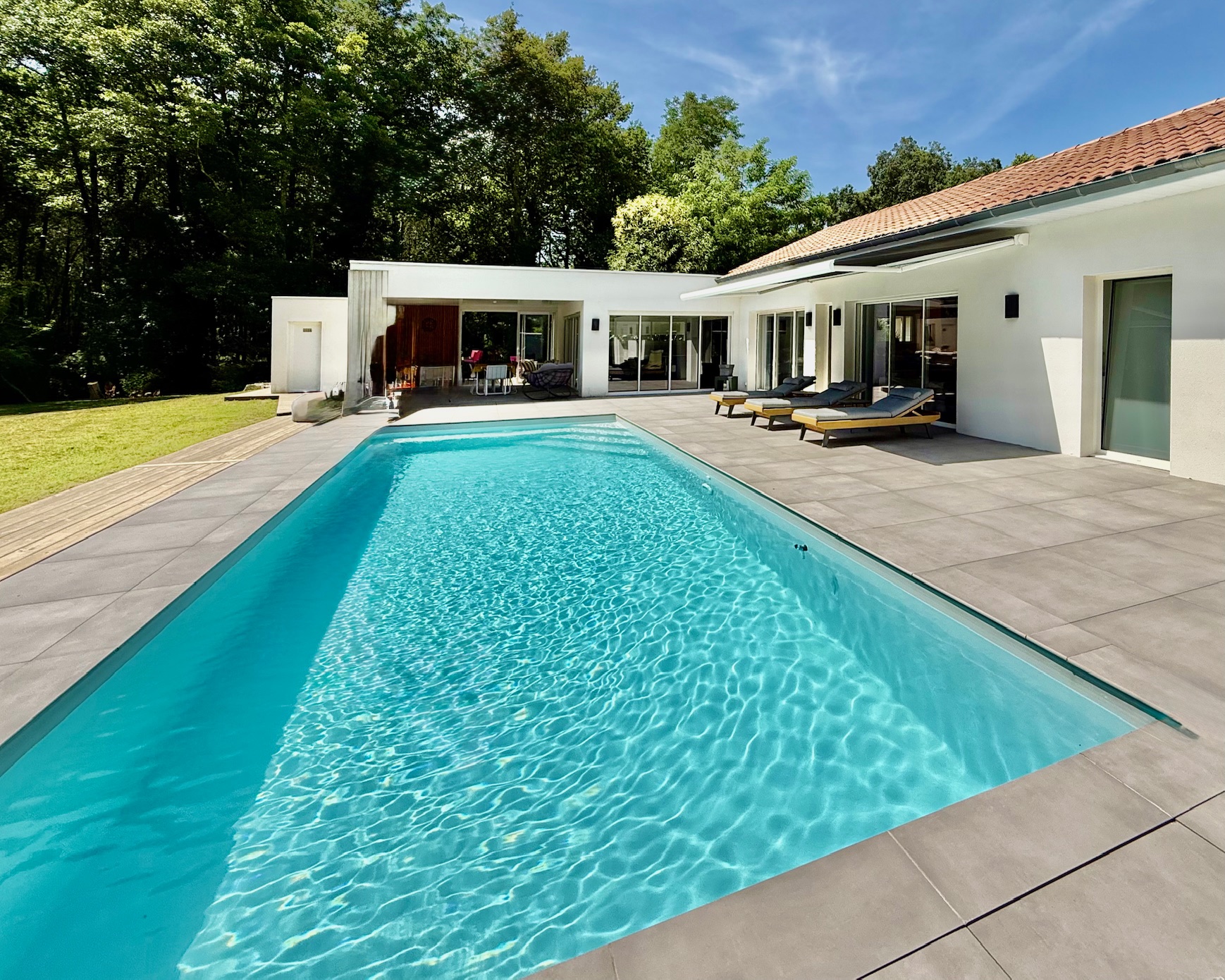"Los Olivos Grand Estate" A Vendre Soustons magnifique site calme &amp; prot&eacute;g&eacute; des regards, propri&eacute;t&eacute; de grand standing comprenant villa d'architecte de plain pied &amp; annexes, sise sur 3350 m&sup2; de parc paysager avec piscine... 1.200.000 &euro;.&nbsp;