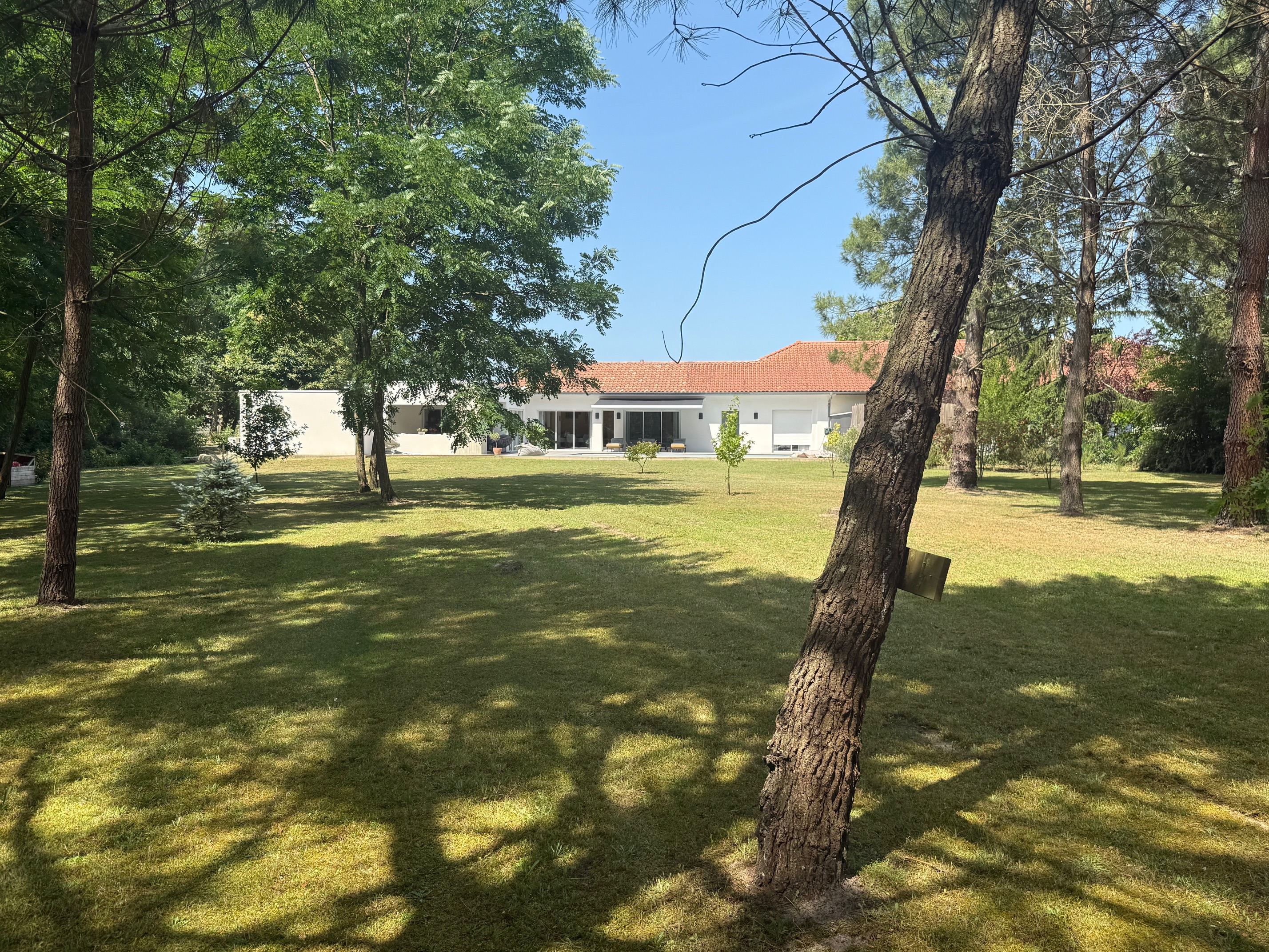 "Los Olivos Grand Estate" A Vendre Soustons magnifique site calme &amp; prot&eacute;g&eacute; des regards, propri&eacute;t&eacute; de grand standing comprenant villa d'architecte de plain pied &amp; annexes, sise sur 3350 m&sup2; de parc paysager avec piscine... 1.200.000 &euro;.&nbsp;