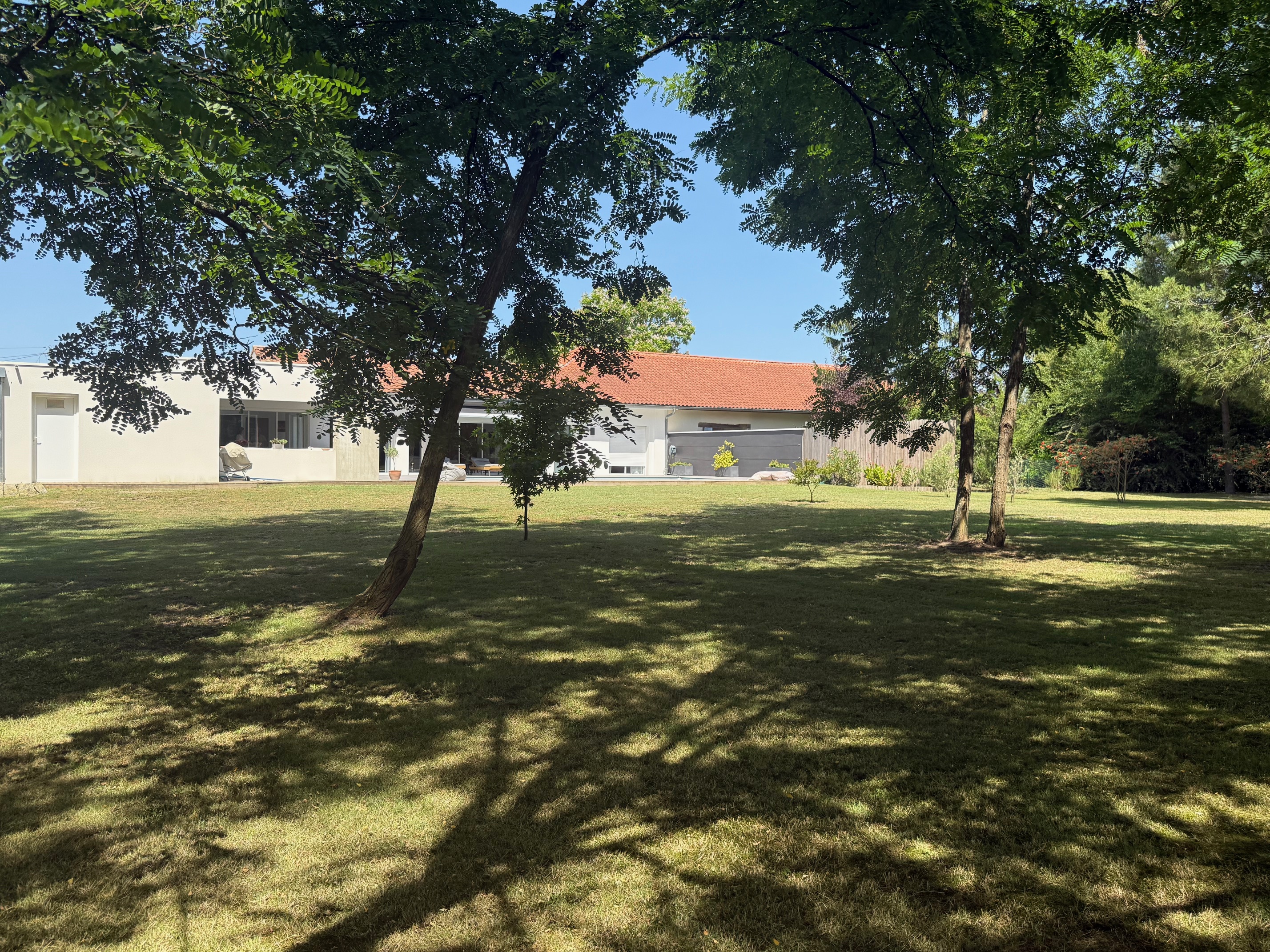 "Los Olivos Grand Estate" A Vendre Soustons magnifique site calme &amp; prot&eacute;g&eacute; des regards, propri&eacute;t&eacute; de grand standing comprenant villa d'architecte de plain pied &amp; annexes, sise sur 3350 m&sup2; de parc paysager avec piscine... 1.200.000 &euro;.&nbsp;