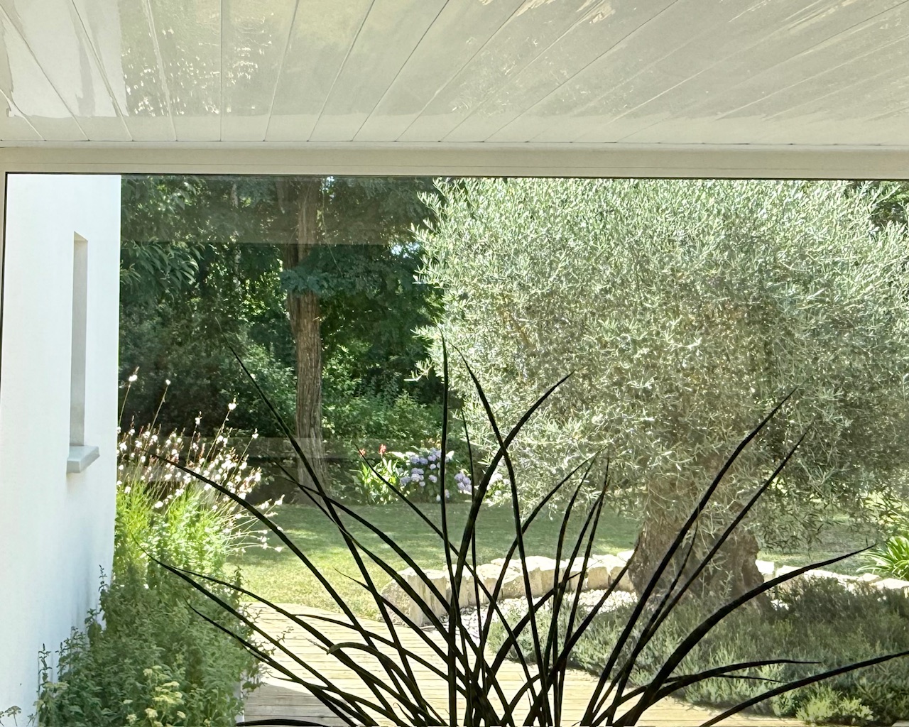 "Los Olivos Grand Estate" A Vendre Soustons magnifique site calme &amp; prot&eacute;g&eacute; des regards, propri&eacute;t&eacute; de grand standing comprenant villa d'architecte de plain pied &amp; annexes, sise sur 3350 m&sup2; de parc paysager avec piscine... 1.200.000 &euro;.&nbsp;