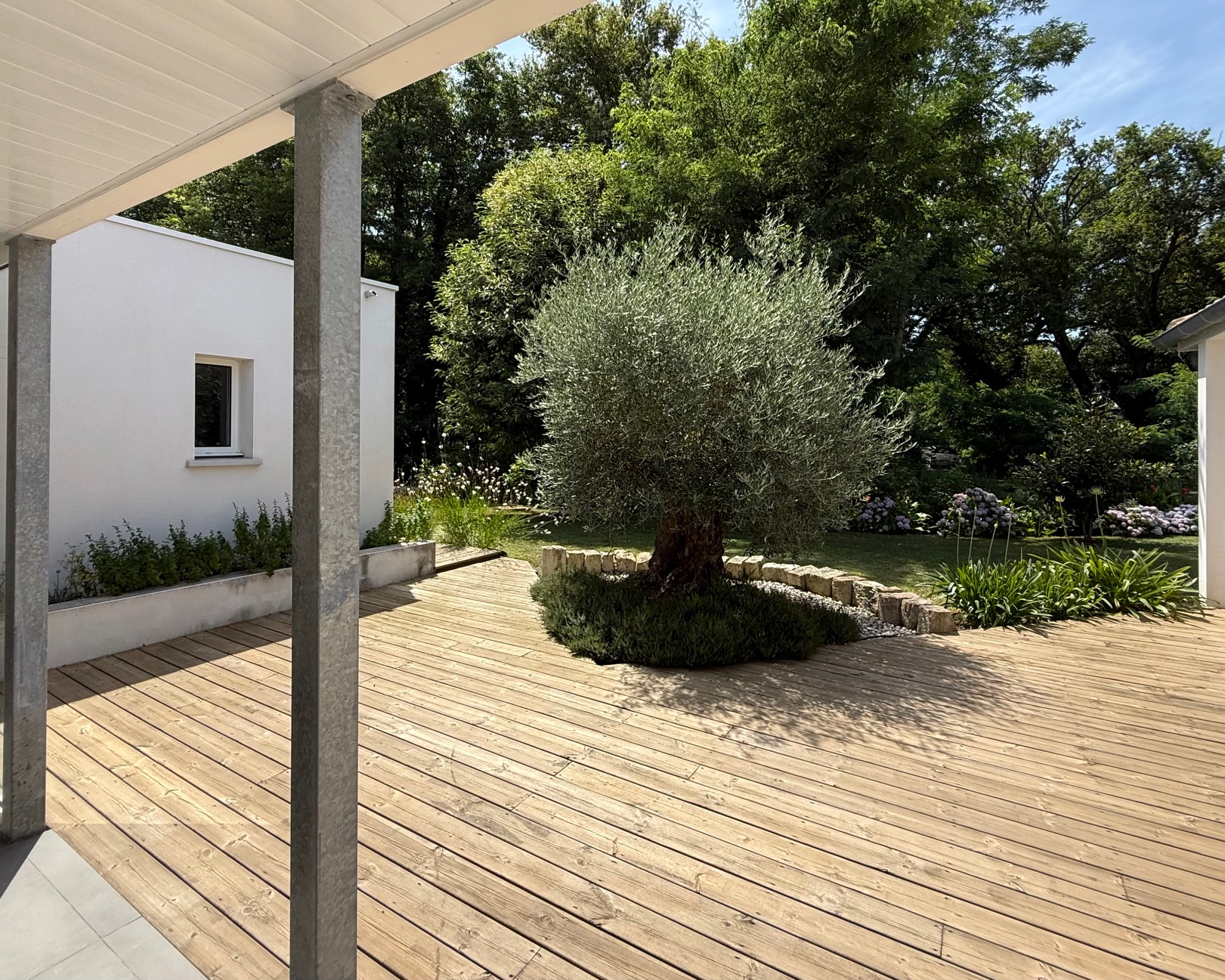 "Los Olivos Grand Estate" A Vendre Soustons magnifique site calme &amp; prot&eacute;g&eacute; des regards, propri&eacute;t&eacute; de grand standing comprenant villa d'architecte de plain pied &amp; annexes, sise sur 3350 m&sup2; de parc paysager avec piscine... 1.200.000 &euro;.&nbsp;