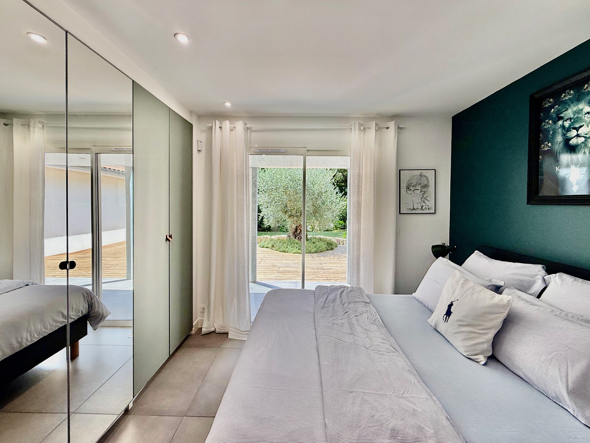 "Los Olivos Grand Estate" A Vendre Soustons magnifique site calme &amp; prot&eacute;g&eacute; des regards, propri&eacute;t&eacute; de grand standing comprenant villa d'architecte de plain pied &amp; annexes, sise sur 3350 m&sup2; de parc paysager avec piscine... 1.200.000 &euro;.&nbsp;